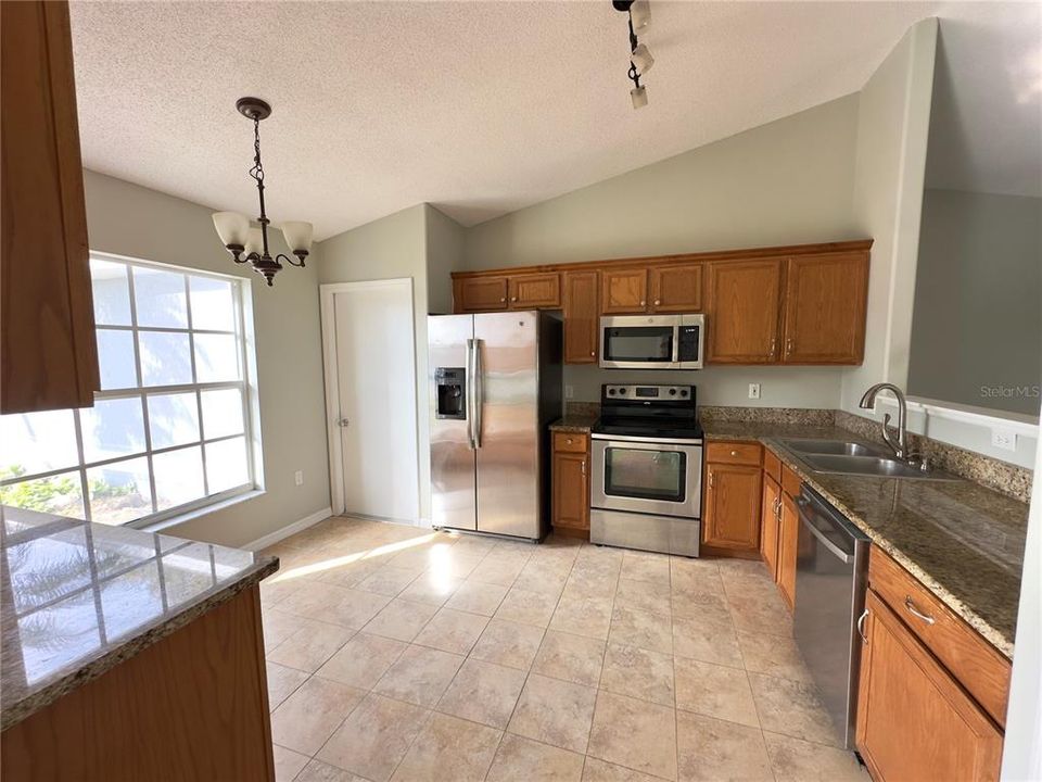For Rent: $2,395 (3 beds, 2 baths, 1587 Square Feet)