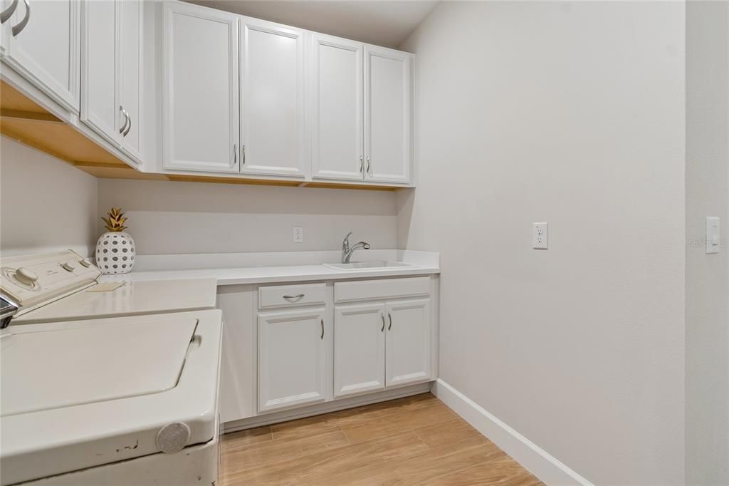 For Sale: $725,000 (3 beds, 3 baths, 2401 Square Feet)