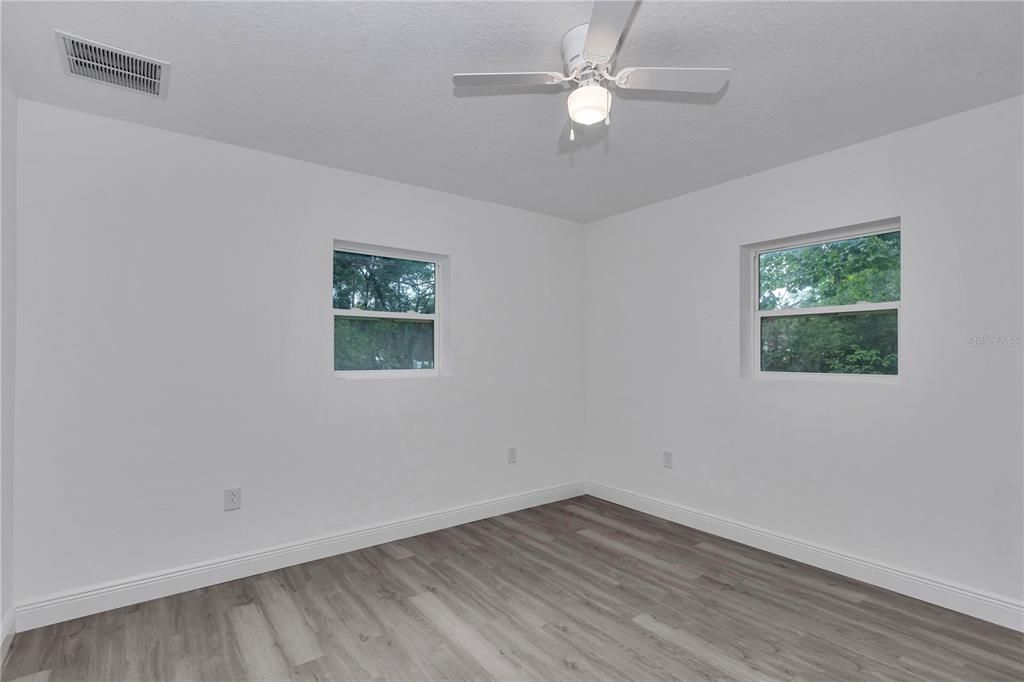 For Sale: $189,900 (2 beds, 1 baths, 800 Square Feet)