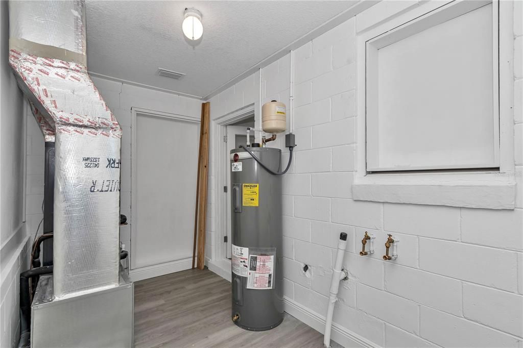 For Sale: $189,900 (2 beds, 1 baths, 800 Square Feet)