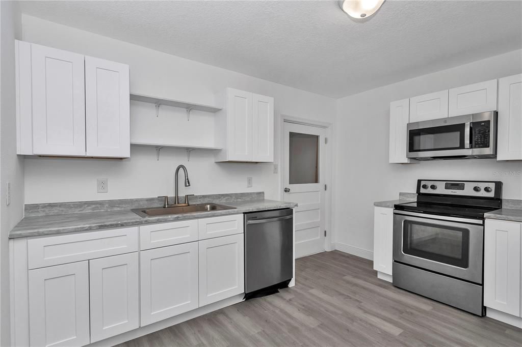 For Sale: $189,900 (2 beds, 1 baths, 800 Square Feet)