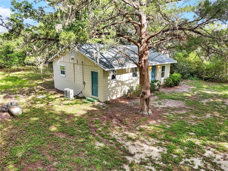 For Sale: $189,900 (2 beds, 1 baths, 800 Square Feet)