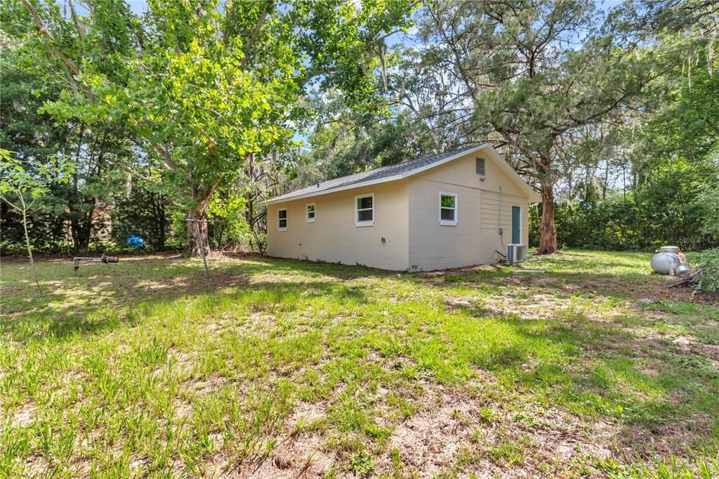For Sale: $189,900 (2 beds, 1 baths, 800 Square Feet)