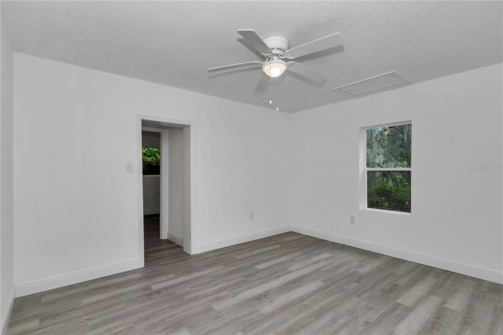 For Sale: $189,900 (2 beds, 1 baths, 800 Square Feet)