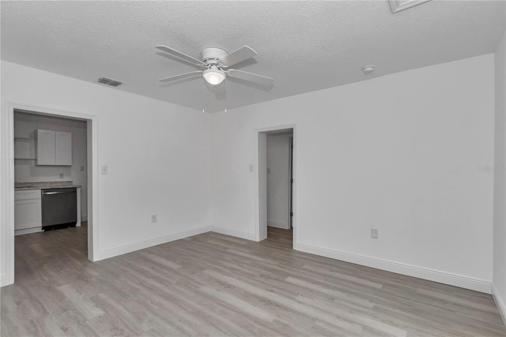 For Sale: $189,900 (2 beds, 1 baths, 800 Square Feet)