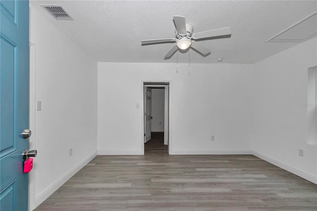 For Sale: $189,900 (2 beds, 1 baths, 800 Square Feet)