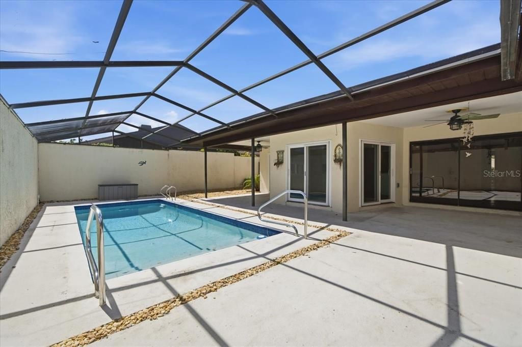 For Sale: $700,000 (5 beds, 2 baths, 2742 Square Feet)