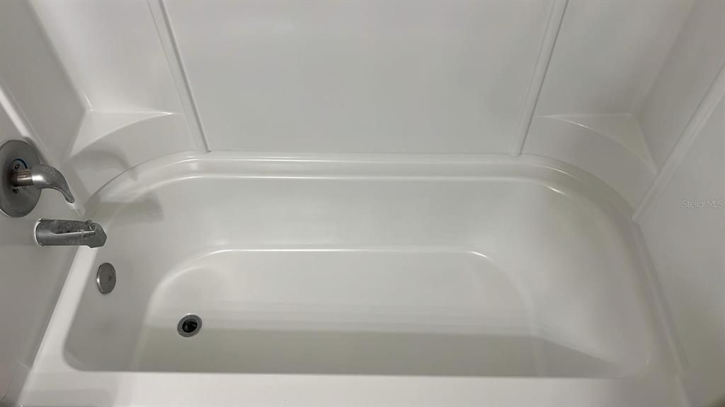 For Sale: $129,000 (1 beds, 1 baths, 566 Square Feet)