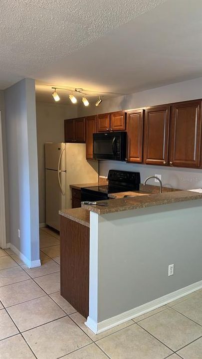 For Sale: $129,000 (1 beds, 1 baths, 566 Square Feet)