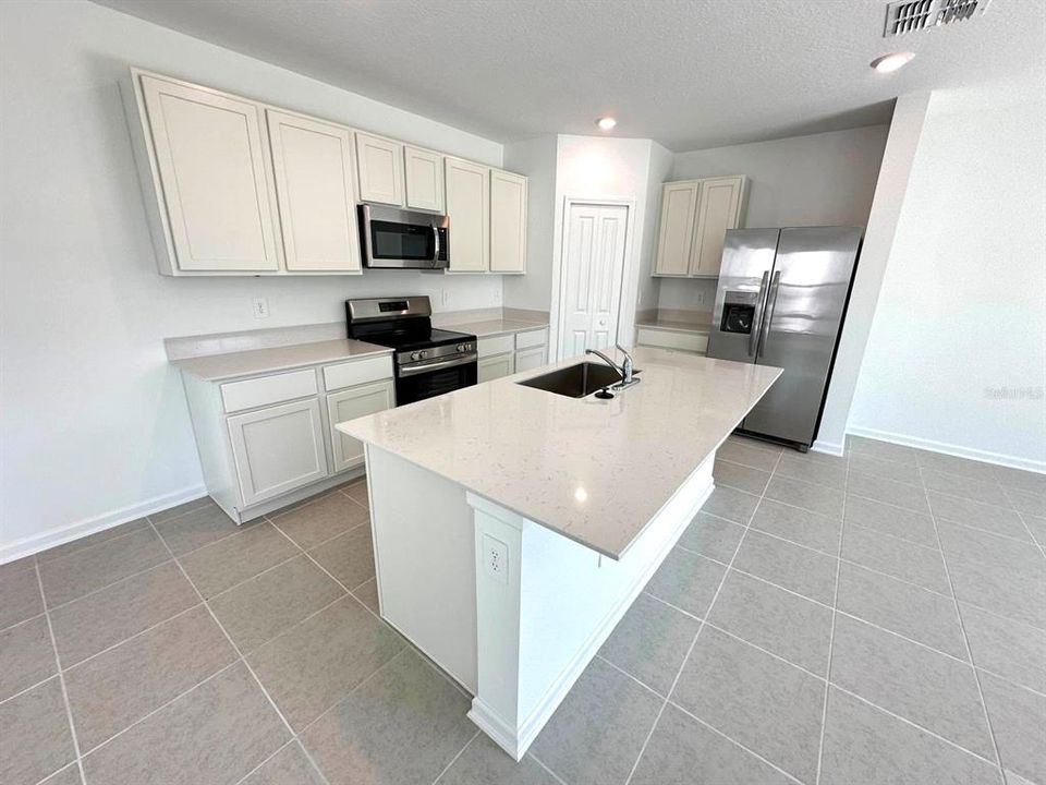 For Rent: $2,130 (4 beds, 2 baths, 1874 Square Feet)