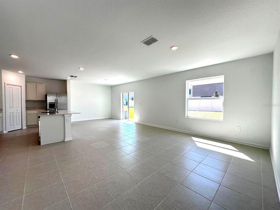For Rent: $2,130 (4 beds, 2 baths, 1874 Square Feet)