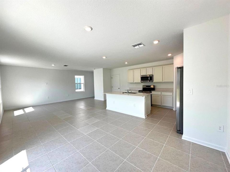 For Rent: $2,130 (4 beds, 2 baths, 1874 Square Feet)