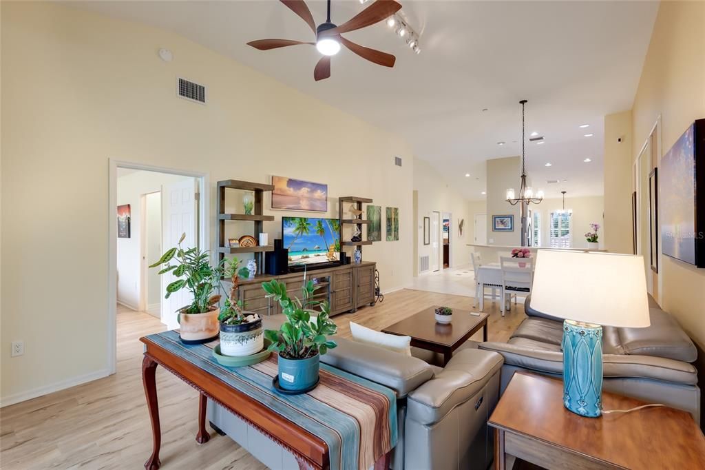For Sale: $284,900 (2 beds, 2 baths, 1431 Square Feet)