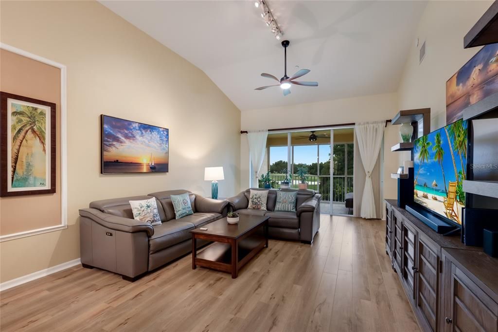 For Sale: $284,900 (2 beds, 2 baths, 1431 Square Feet)