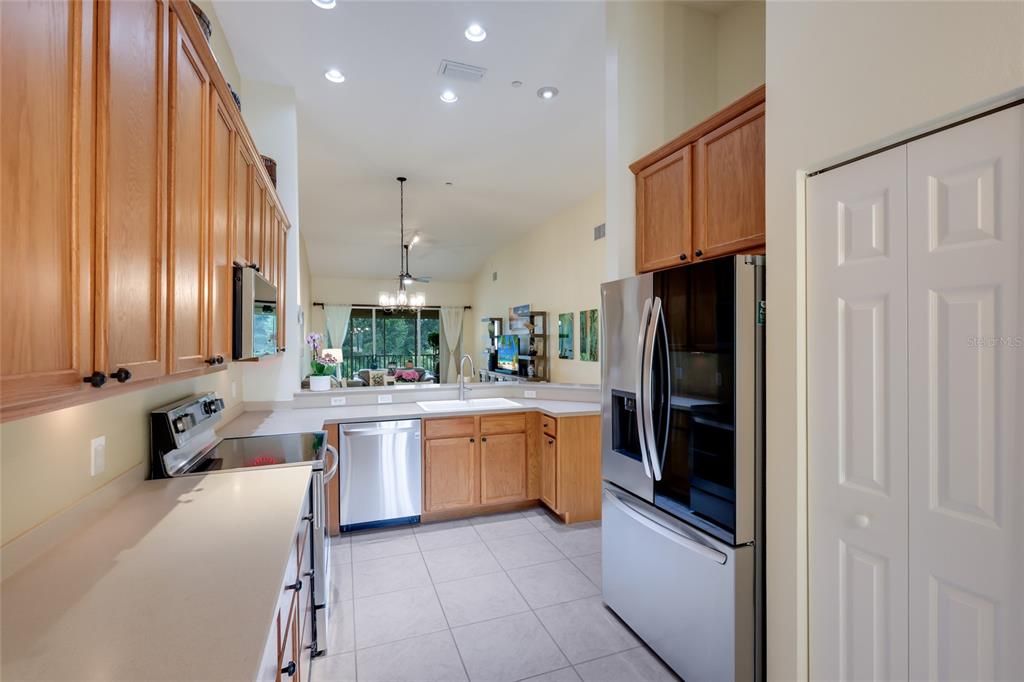 For Sale: $284,900 (2 beds, 2 baths, 1431 Square Feet)
