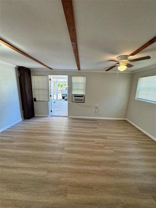 В аренду: $950 (1 спален, 1 ванн, 750 Квадратных фут)