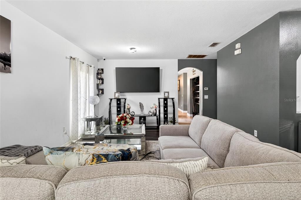 En Venta: $389,995 (4 camas, 2 baños, 1976 Pies cuadrados)