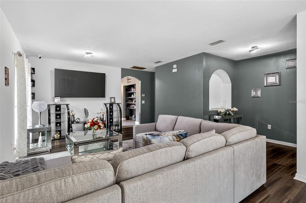 En Venta: $389,995 (4 camas, 2 baños, 1976 Pies cuadrados)
