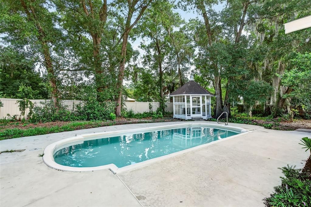 For Sale: $329,000 (2 beds, 2 baths, 1607 Square Feet)