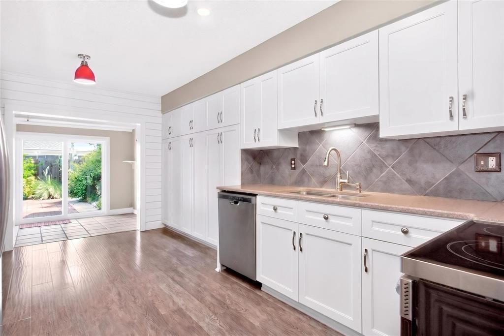 : $469,999 (3 спален, 2 ванн, 1832 Квадратных фут)