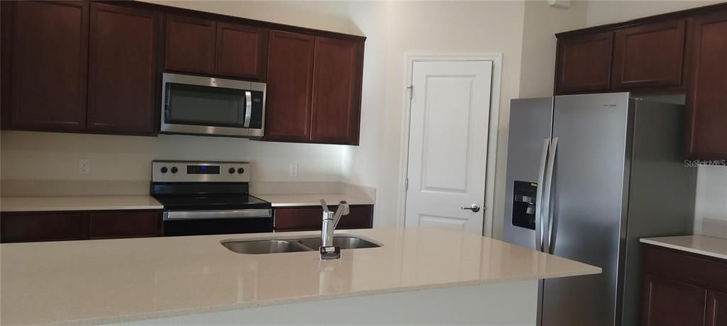 For Rent: $2,400 (3 beds, 3 baths, 1748 Square Feet)