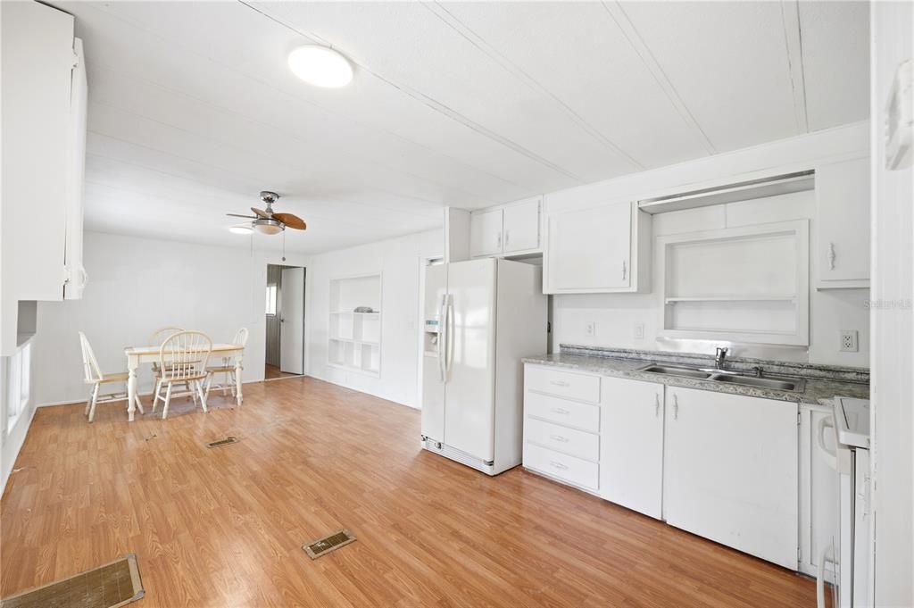 For Sale: $160,000 (3 beds, 2 baths, 732 Square Feet)
