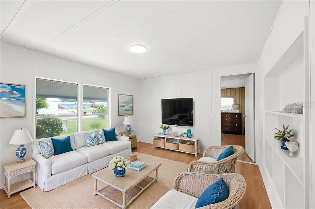 For Sale: $160,000 (3 beds, 2 baths, 732 Square Feet)