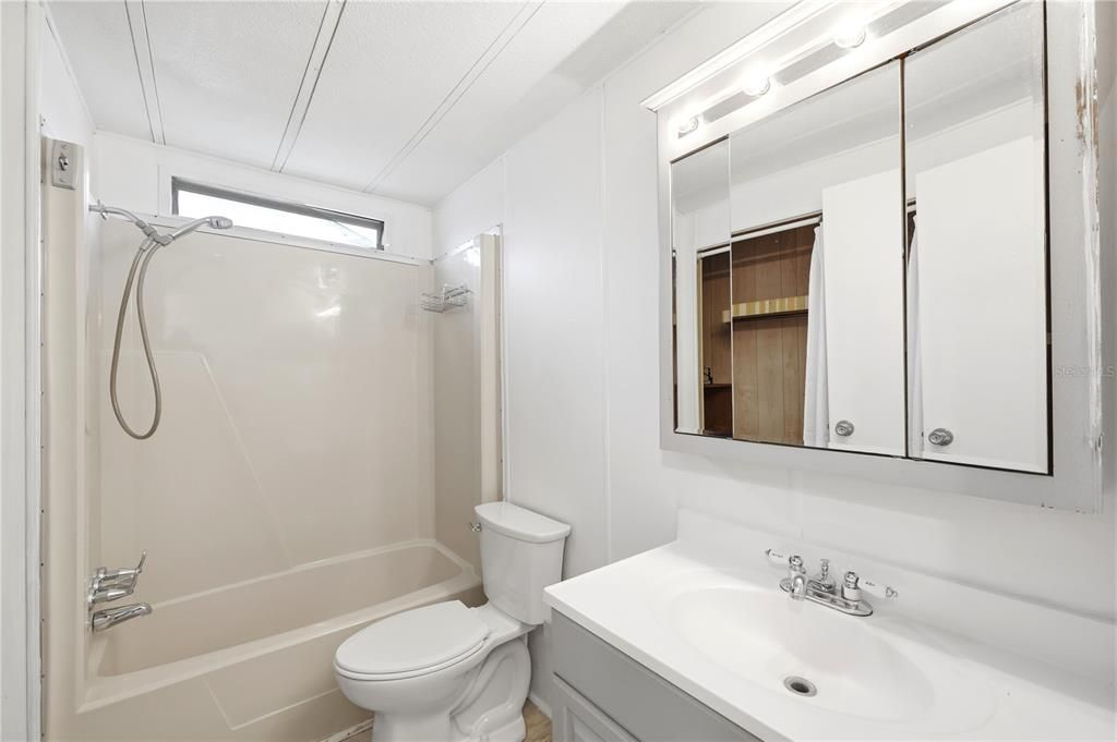 For Sale: $160,000 (3 beds, 2 baths, 732 Square Feet)