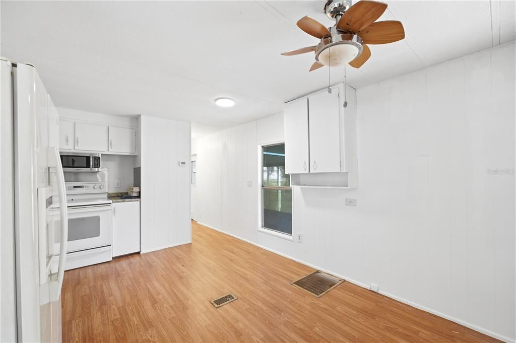 For Sale: $160,000 (3 beds, 2 baths, 732 Square Feet)