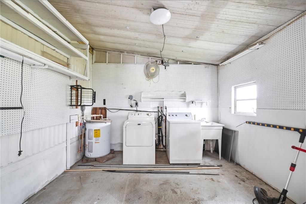 For Sale: $160,000 (3 beds, 2 baths, 732 Square Feet)