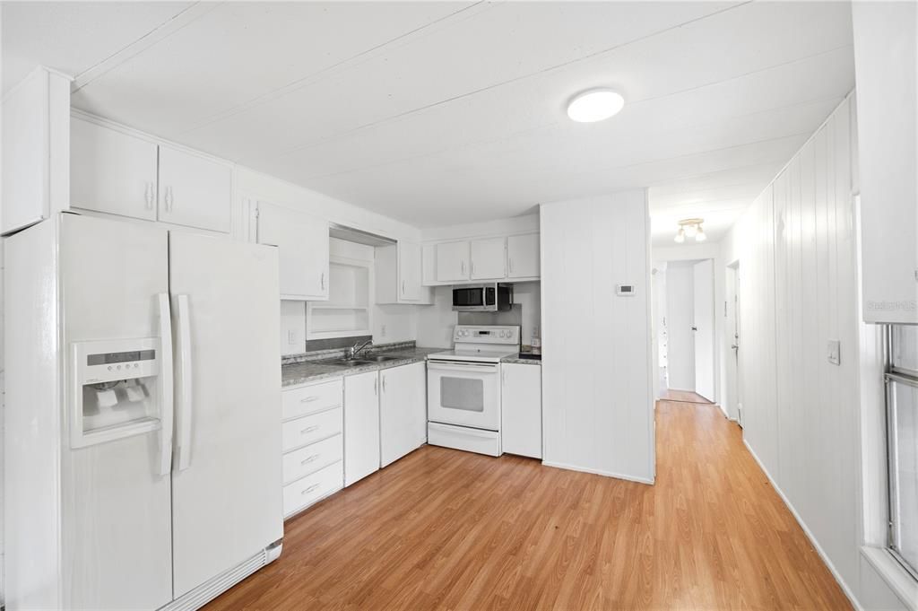 For Sale: $160,000 (3 beds, 2 baths, 732 Square Feet)