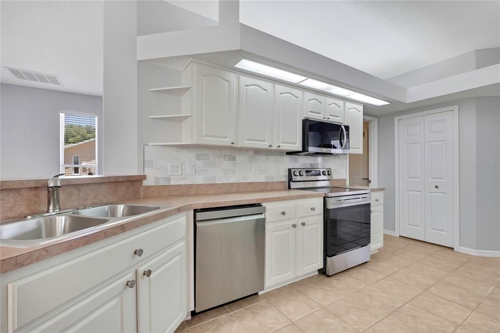 For Rent: $1,995 (3 beds, 2 baths, 1756 Square Feet)