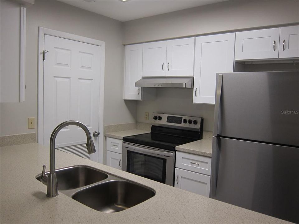 For Rent: $1,050 (2 beds, 1 baths, 822 Square Feet)