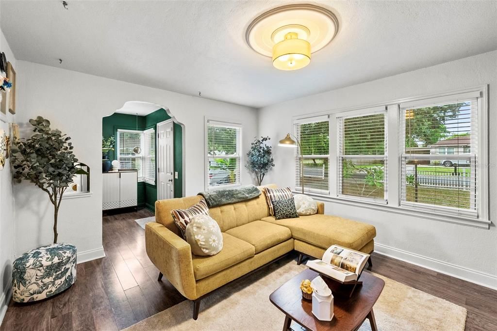For Sale: $349,000 (3 beds, 2 baths, 1016 Square Feet)