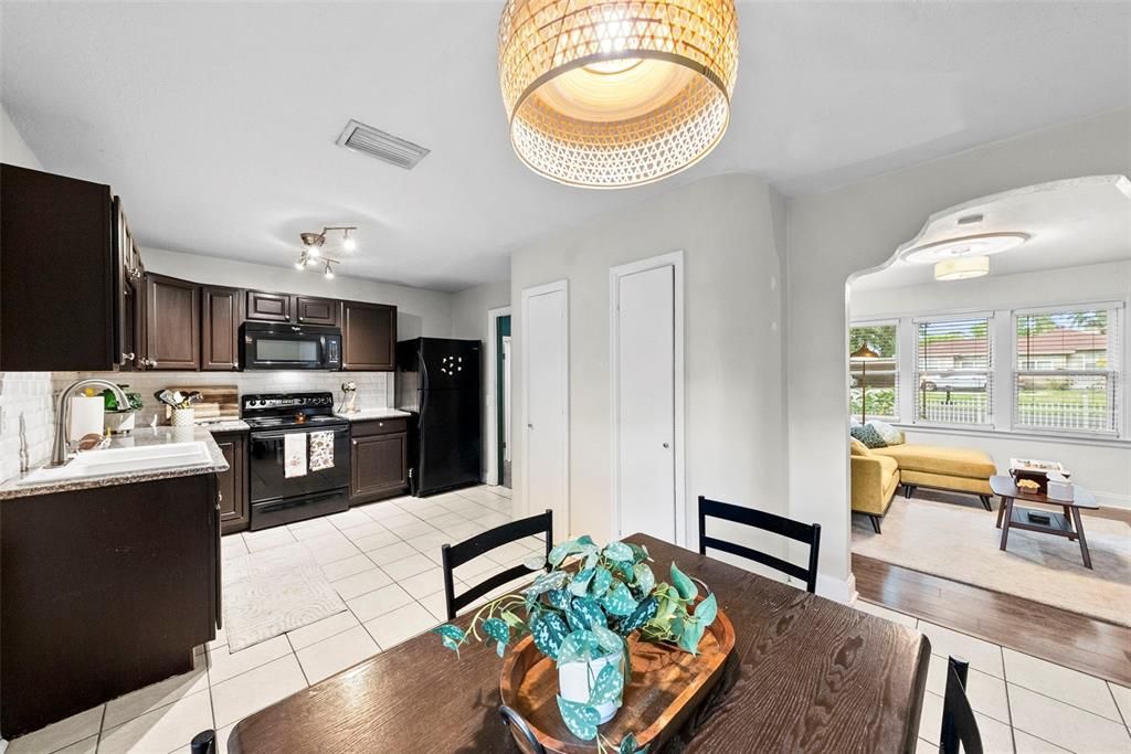 For Sale: $349,000 (3 beds, 2 baths, 1016 Square Feet)