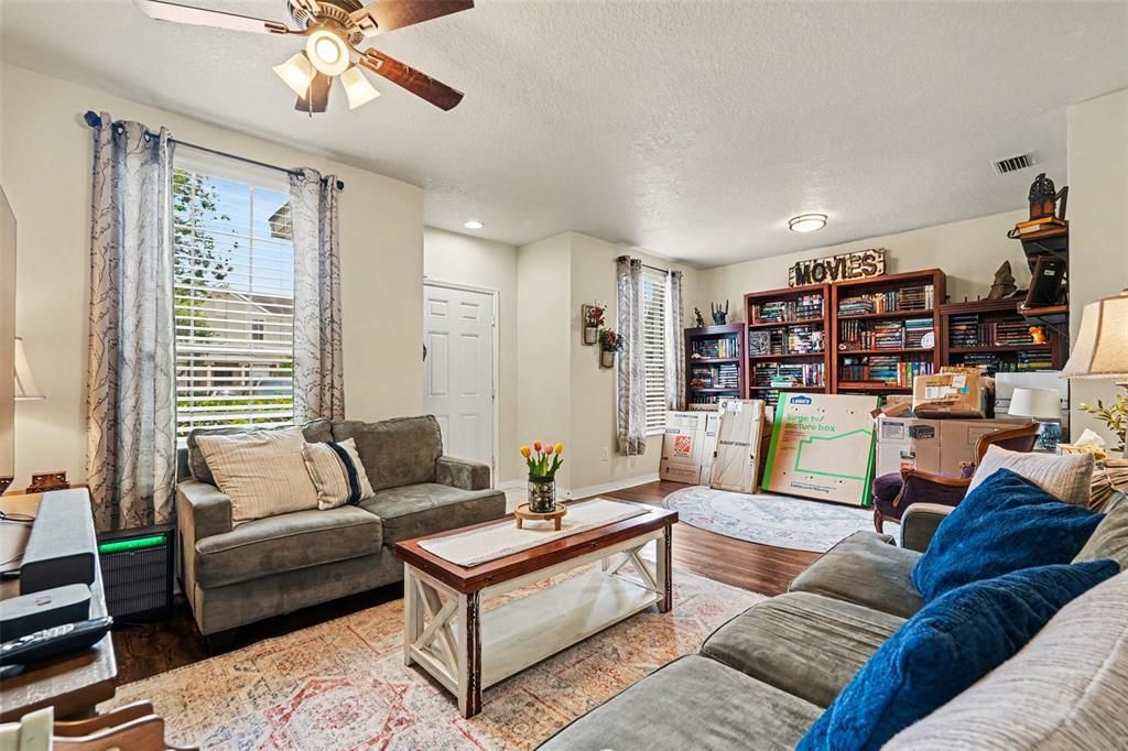 For Sale: $250,000 (3 beds, 3 baths, 1478 Square Feet)