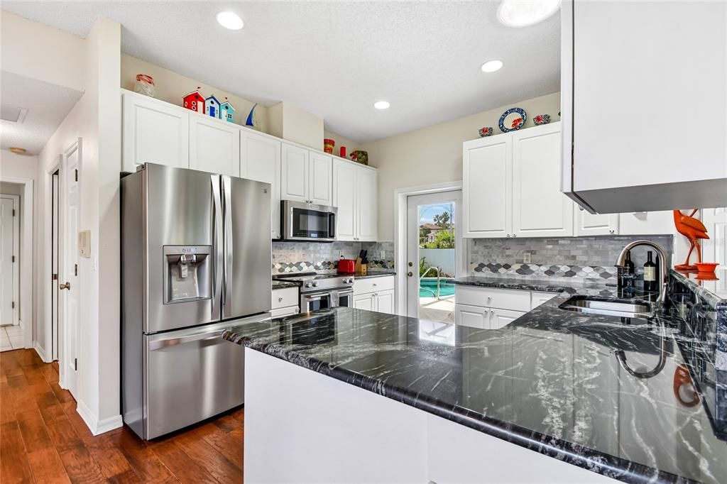 For Sale: $375,000 (3 beds, 3 baths, 2117 Square Feet)