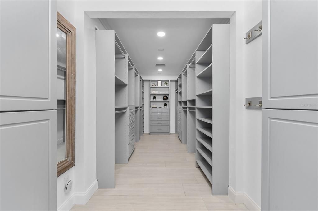 For Sale: $1,795,000 (5 beds, 6 baths, 5369 Square Feet)