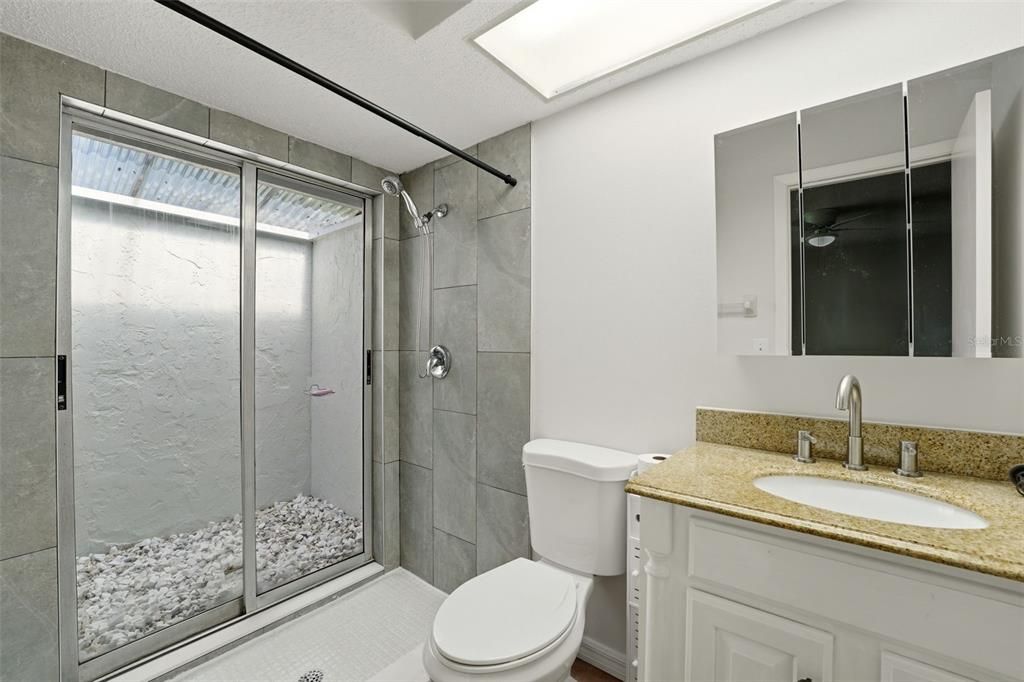 На продажу: $229,000 (2 спален, 2 ванн, 930 Квадратных фут)