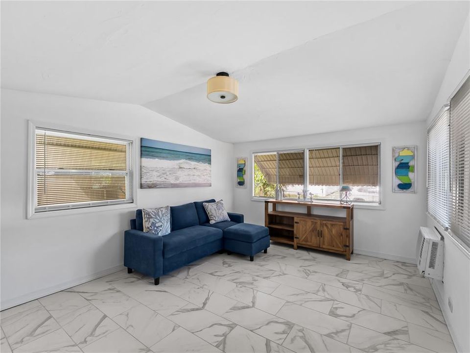For Sale: $155,000 (2 beds, 1 baths, 600 Square Feet)
