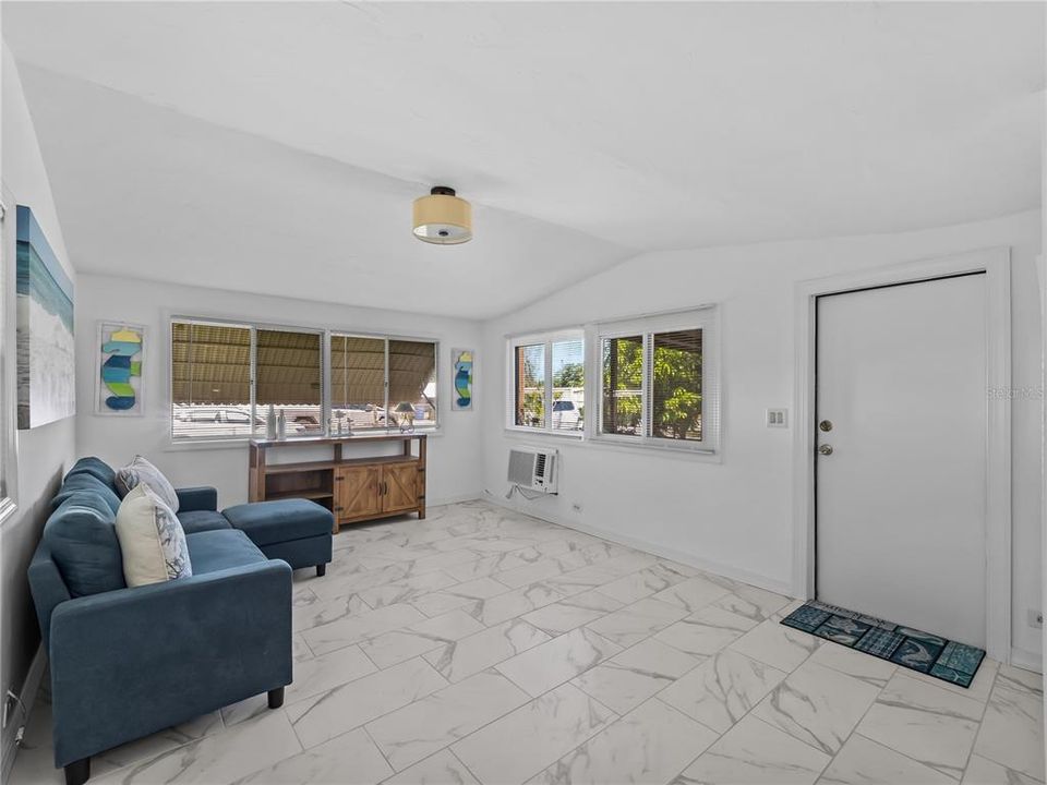 For Sale: $155,000 (2 beds, 1 baths, 600 Square Feet)