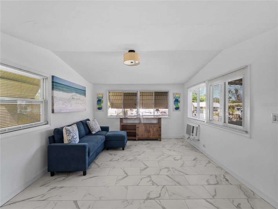 For Sale: $155,000 (2 beds, 1 baths, 600 Square Feet)
