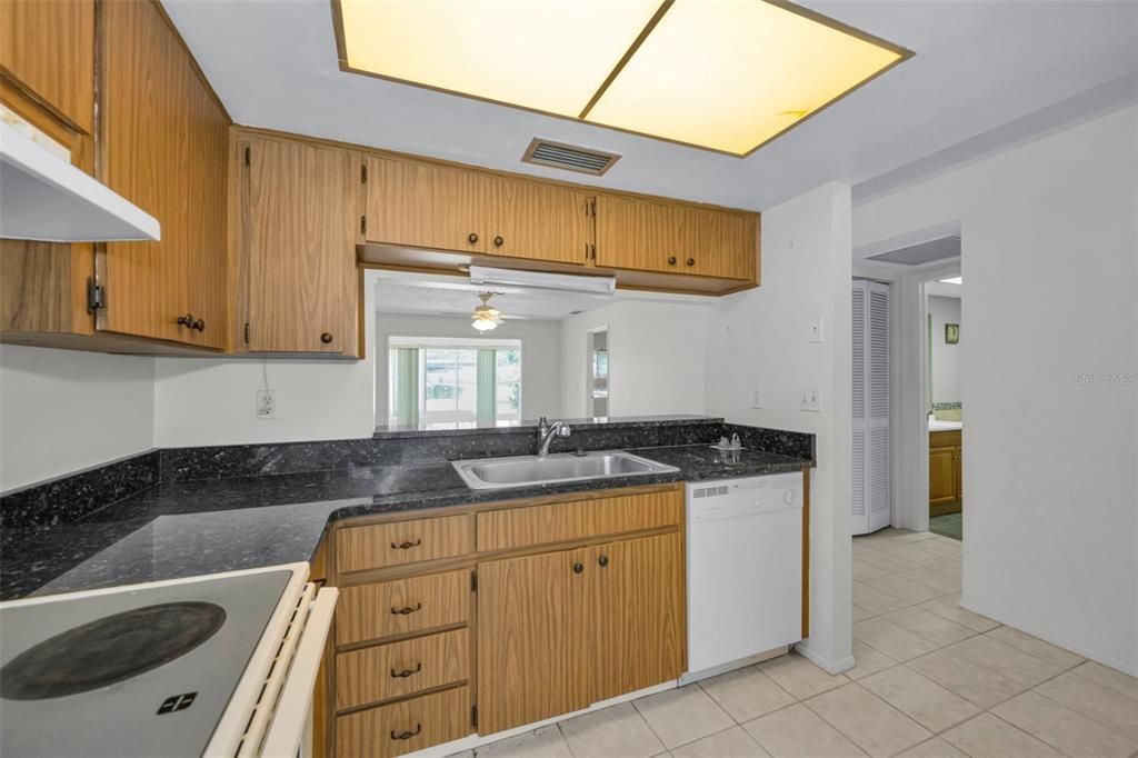 В аренду: $1,800 (2 спален, 2 ванн, 956 Квадратных фут)