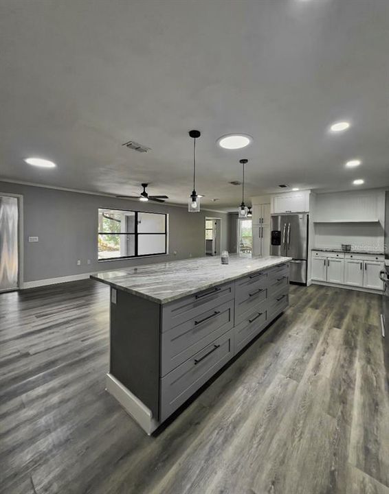 На продажу: $399,000 (4 спален, 2 ванн, 1900 Квадратных фут)