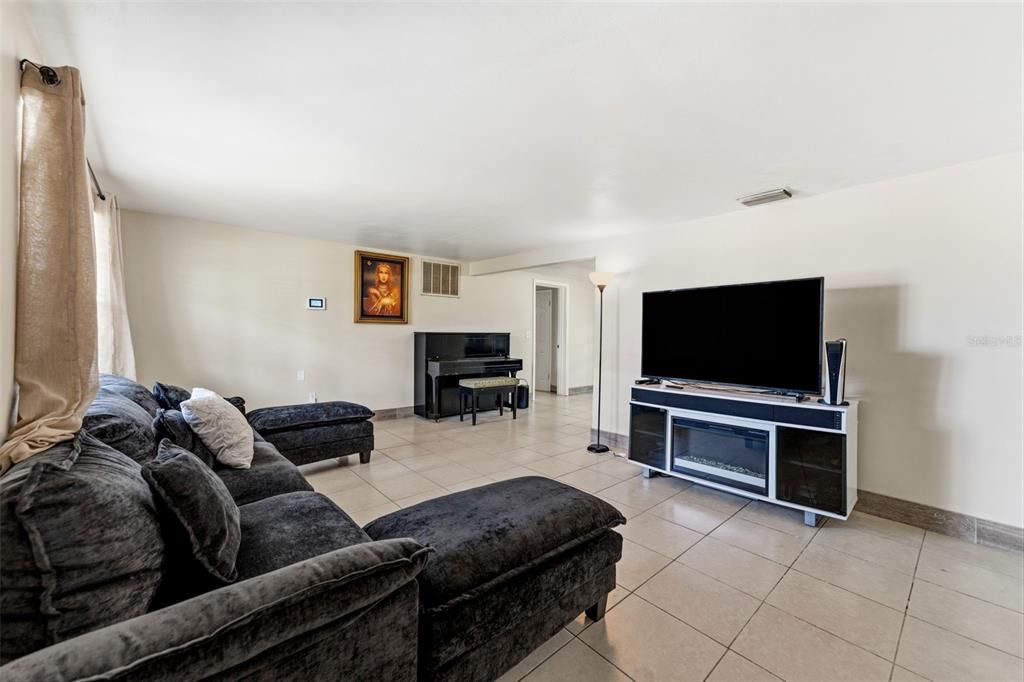 En Venta: $239,000 (3 camas, 1 baños, 1076 Pies cuadrados)