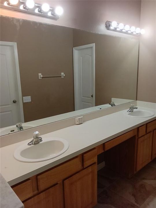 For Rent: $2,200 (3 beds, 2 baths, 1871 Square Feet)