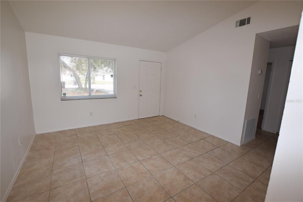 For Rent: $1,400 (2 beds, 1 baths, 845 Square Feet)