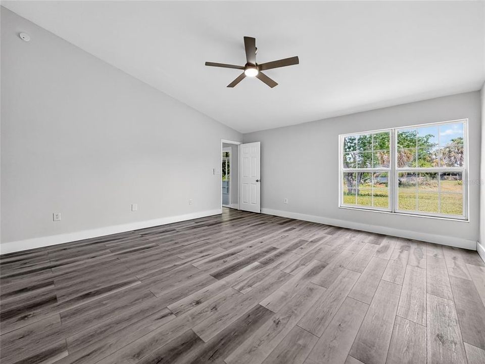 For Sale: $320,000 (4 beds, 2 baths, 1890 Square Feet)