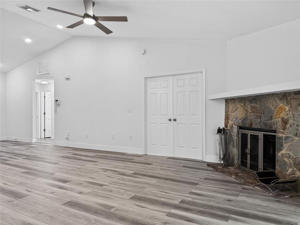 For Sale: $320,000 (4 beds, 2 baths, 1890 Square Feet)