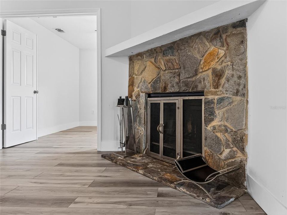 For Sale: $320,000 (4 beds, 2 baths, 1890 Square Feet)
